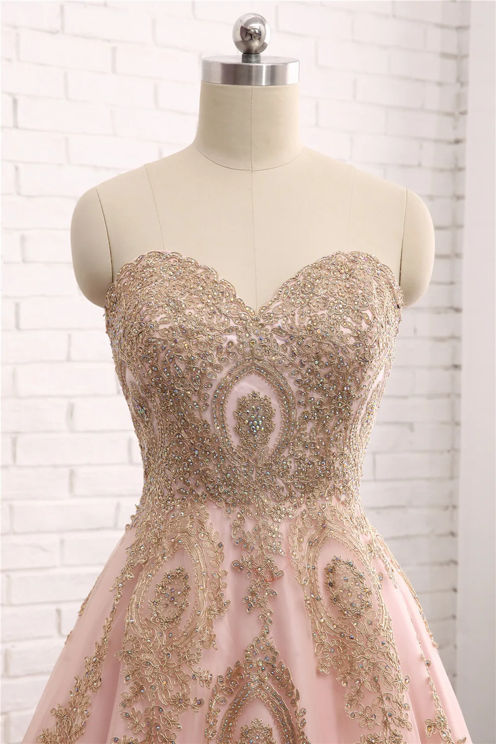 Женское вечернее платье трапеция розовое и золотистое с вырезом сердечком