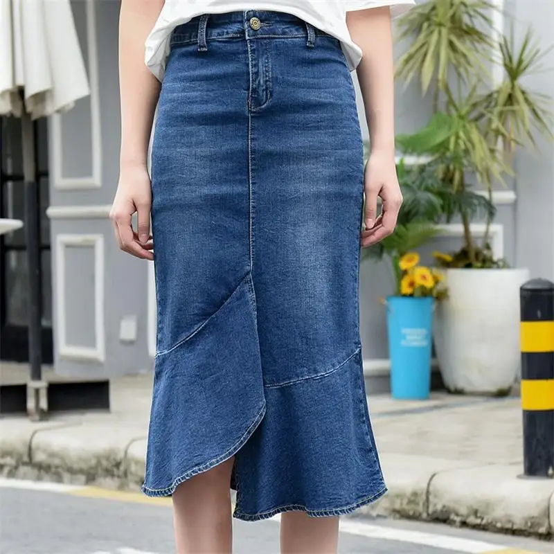 Женская джинсовая юбка годе голубая модель большого размера на весну и лето