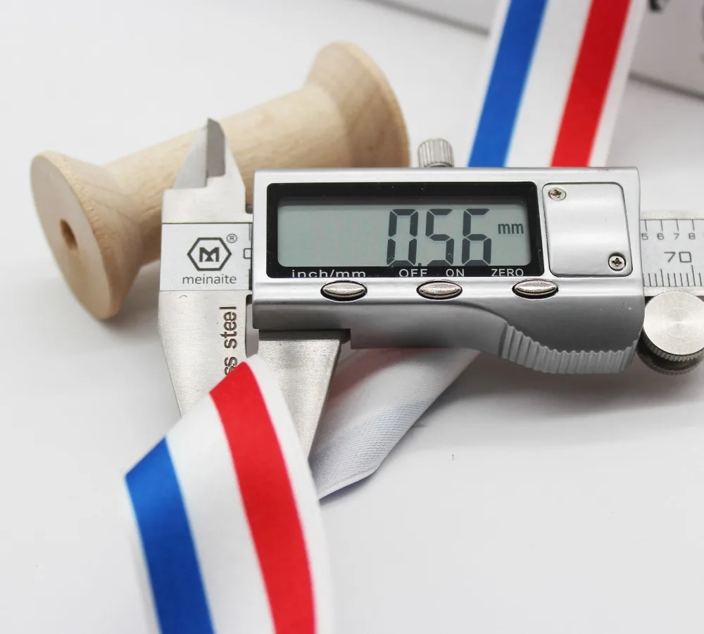 Двусторонняя черно белая полоска объемная лента вертикальная волнистая