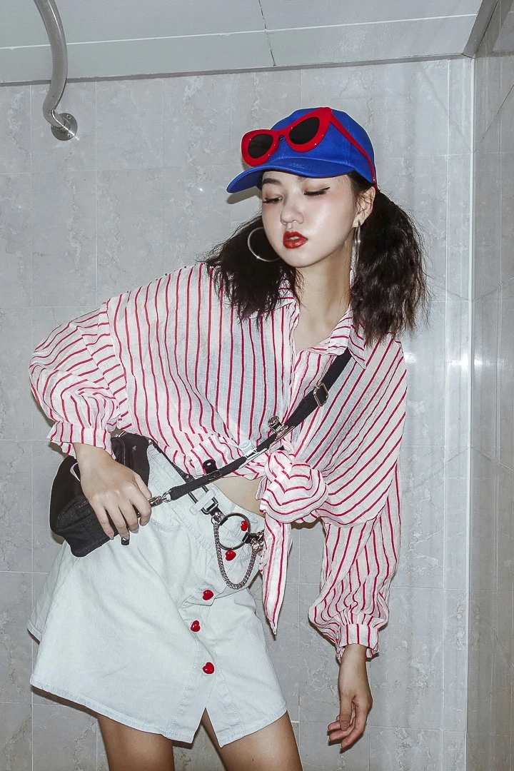 2018 summer new Harajuku fashion lapel impact coloring vertical stripe perspective long sleeved shirt. |