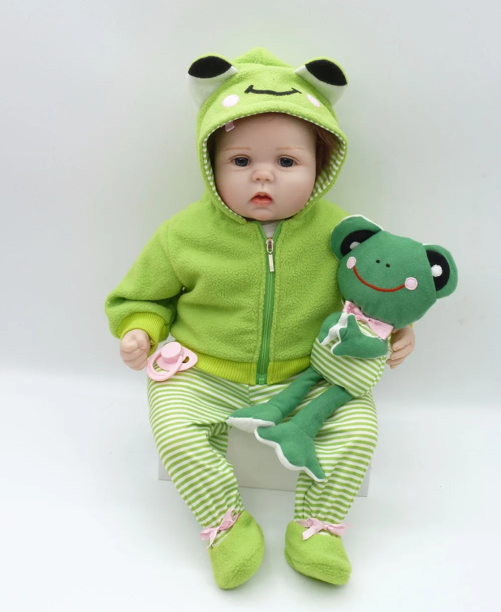 Forrsdor56cm обаятельный младенец Adora Lifelike малыш куклы с зеленым трехштучным комплектом и игрушкой-лягушкой, сделанные из силикона.