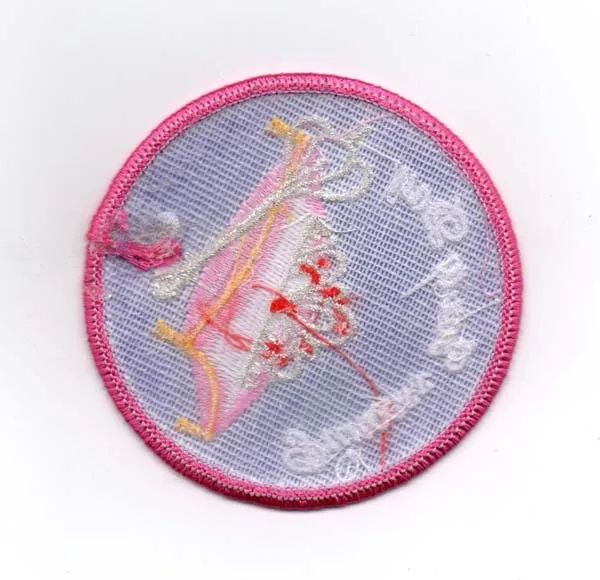 Низкая цена высокое качество вышивка эмблема для одежды Сделано из атласа 2 75