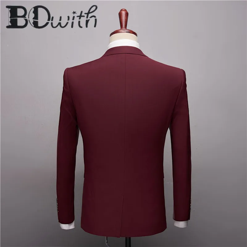 Мужской костюм винно красного цвета на заказ с зубчатым воротником облегающий из