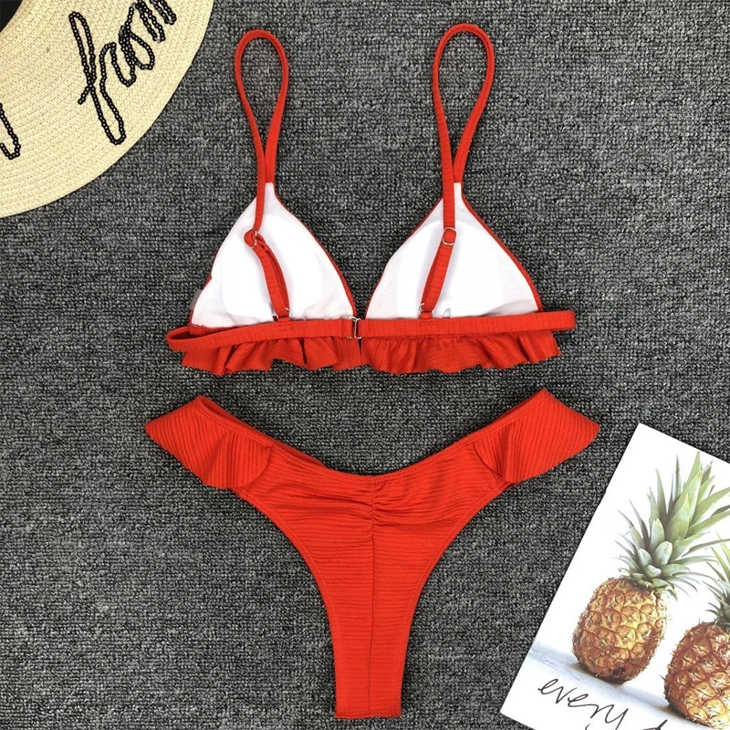 Женский бразильский купальник с рюшами красного цвета пуш-ап высокой талией