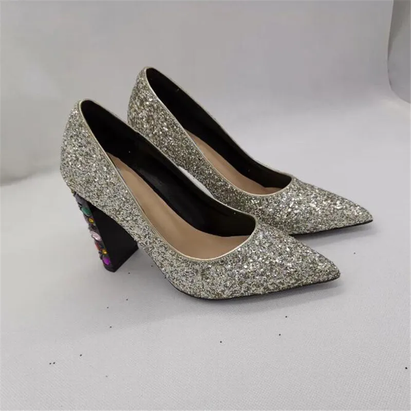 Шикарные женские туфли лодочки с острым носком украшенные разноцветными