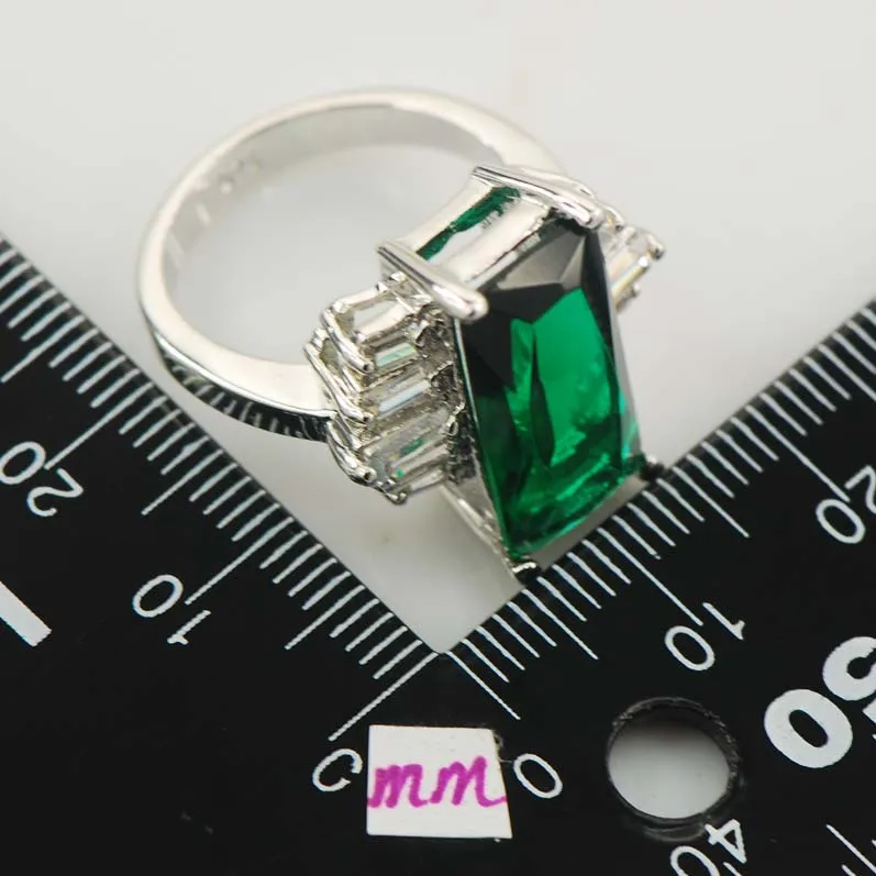 Женское кольцо из серебра с имитацией изумруда и белыми кристаллами | Украшения