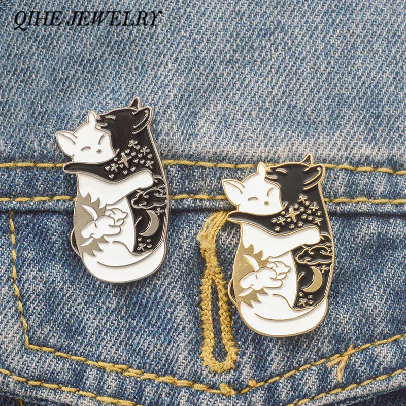 Qihe ювелирные изделия 2 шт./компл. кошка Hug Pin черный, белый цвет Ying Yang Броши с котами закладки, металлические броши для мужчин и женщин пара Kawaii pin-код