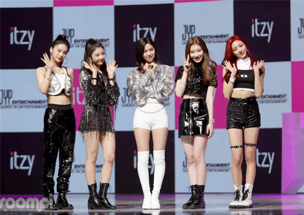 Шоколад ITZY Kpop плакаты корейские певцы белая бумага с покрытием печатает четкое изображение украшения дома - Цвет: Шоколад