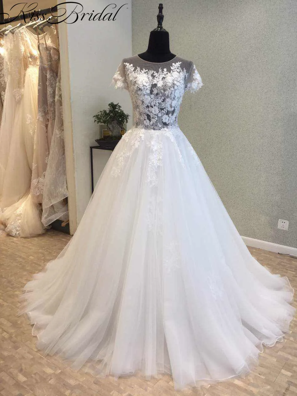 

Женское свадебное платье с коротким рукавом, элегантное фатиновое платье с аппликацией на пуговицах сзади и шлейфом для невесты