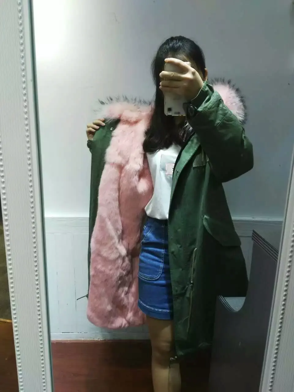 Женская длинная парка с капюшоном и воротником из меха енота серо зеленая