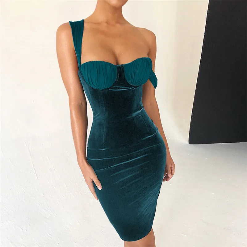 Женское мини платье облегающее бархатное на тонких бретельках без рукавов