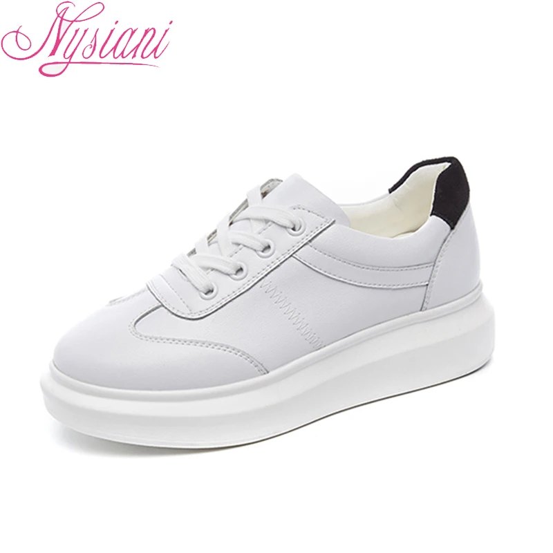 Женские кроссовки на плоской платформе Белые Повседневные из спилка с круглым