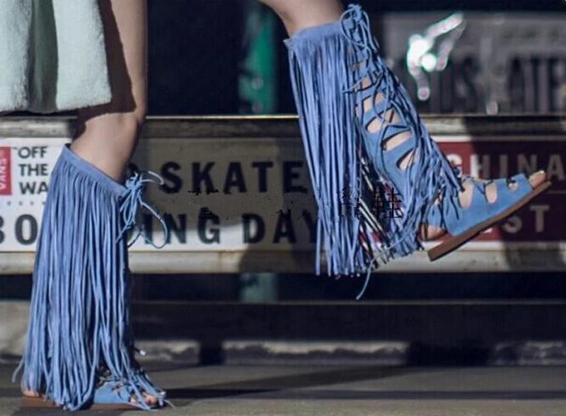 Новый дизайн женские модные сапоги гладиаторы до колена из синей замши с