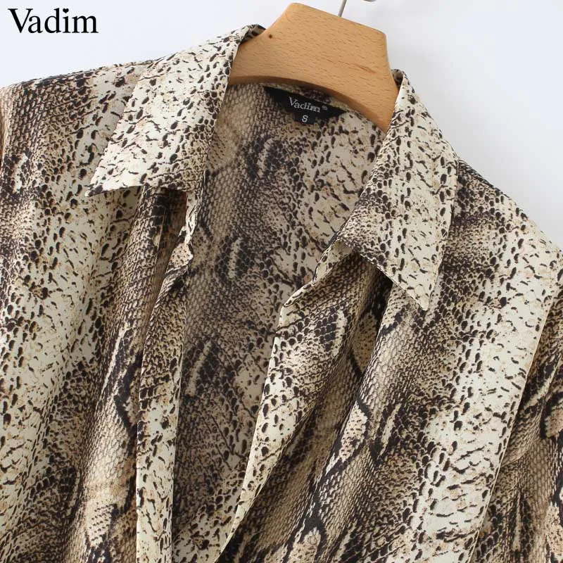 Винтажное платье Vadim с запахом и принтом в виде змеи треугольным вырезом бантом