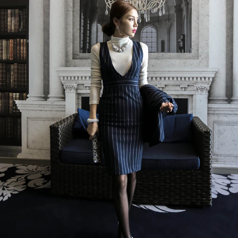 Женский костюм из двух предметов пиджак с бахромой и облегающее платье в