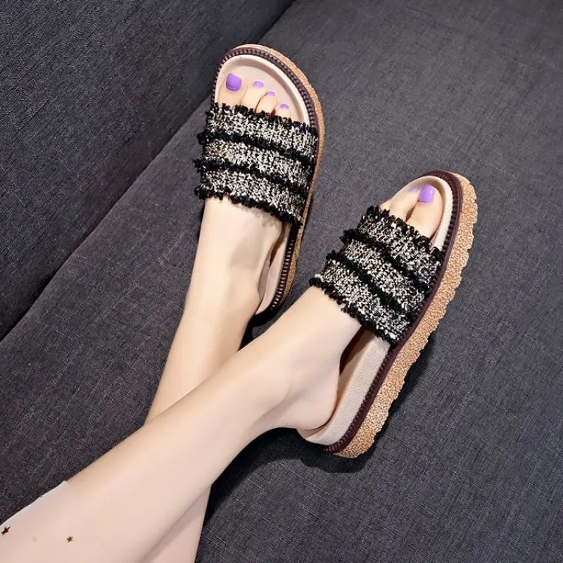 Модные женские шлепанцы летняя пляжная обувь домашние удобные вьетнамки на