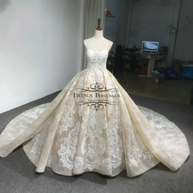 Свадебное платье без бретелек с кружевной аппликацией цвета шампанского