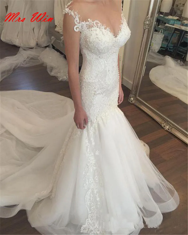 Женское свадебное платье с длинным шлейфом и рукавом крылышком белое бусинами