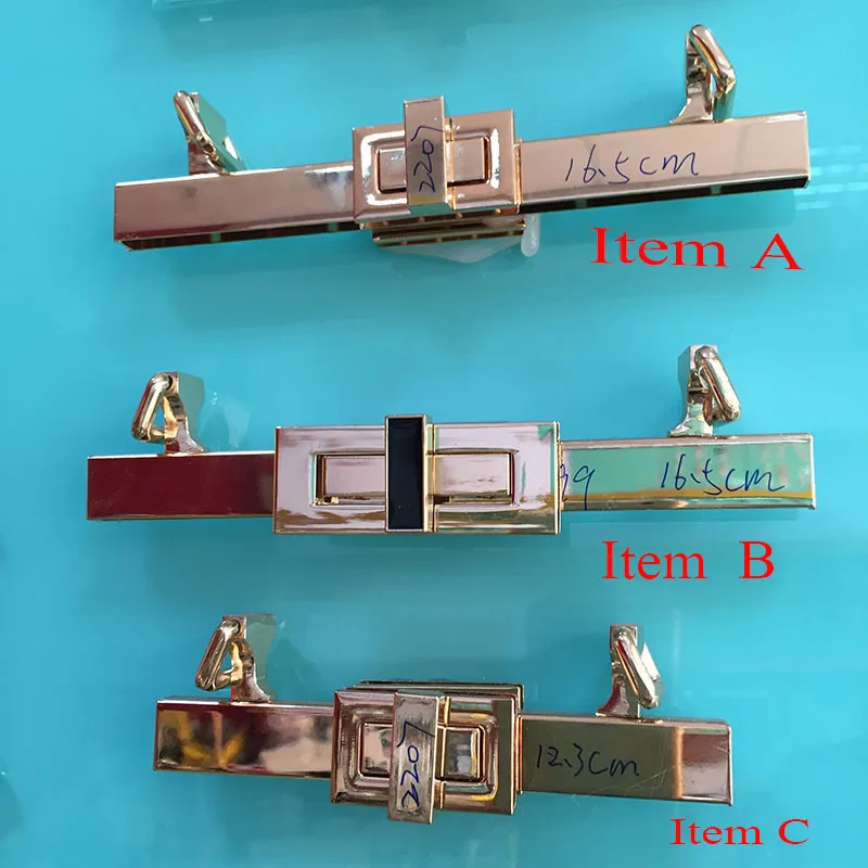 Сумка с металлической ручкой для переноски застежка золотого цвета