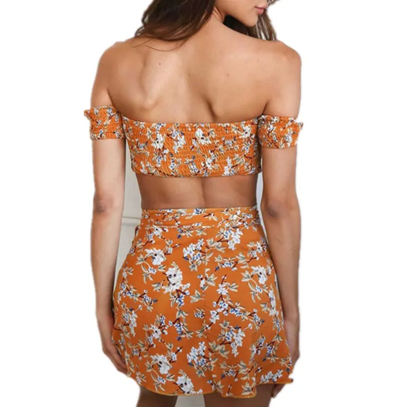 Женский летний комплект из футболки с открытыми плечами и короткой мини-юбки |