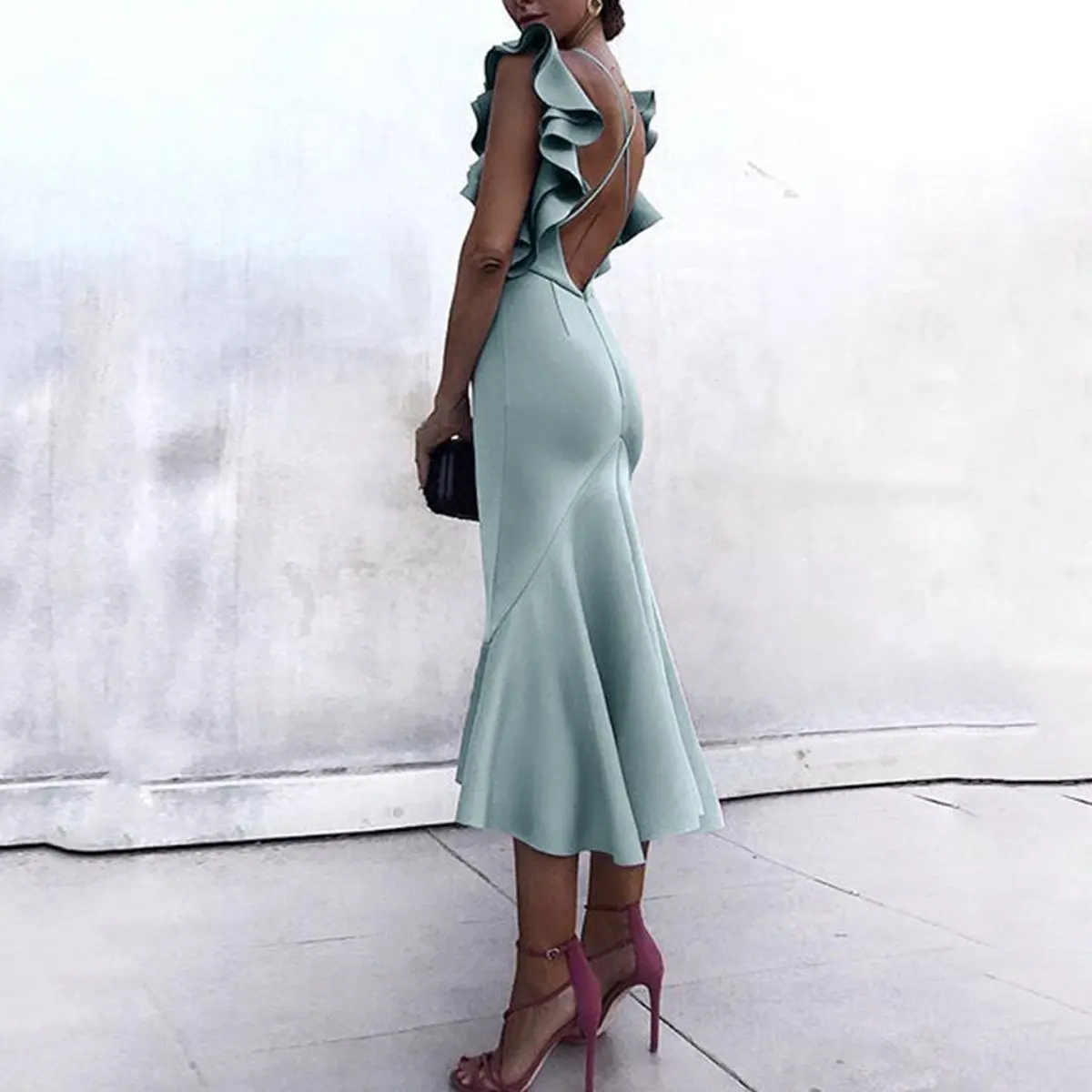 Женское платье на тонких бретельках однотонное пляжное в стиле Русалочки без