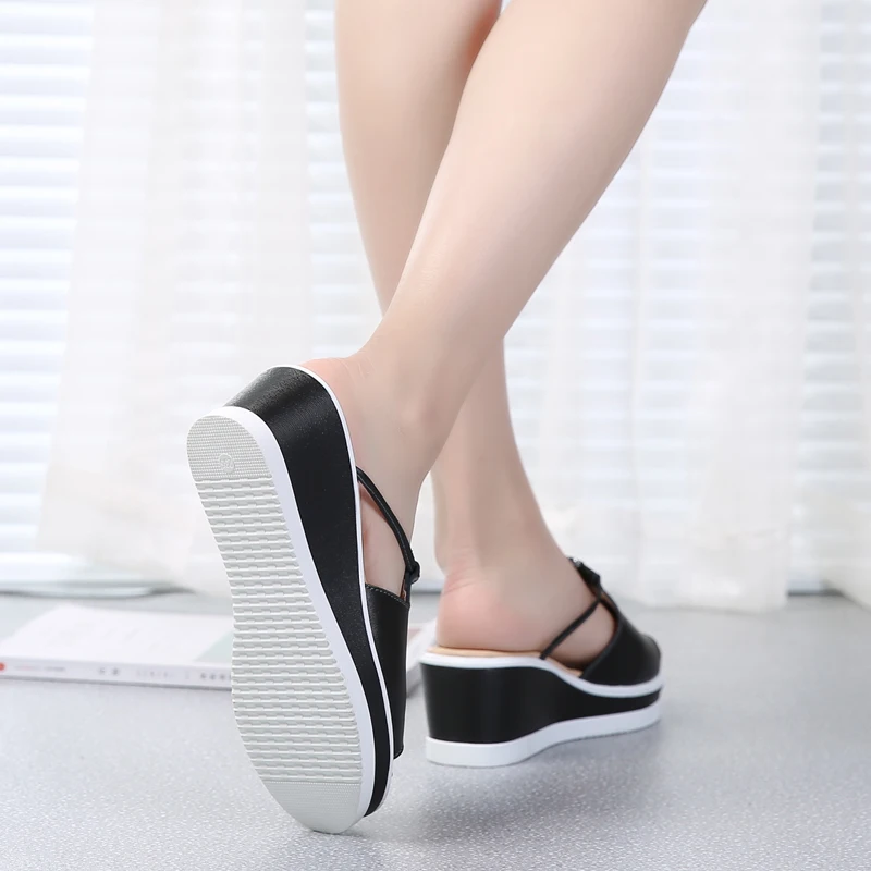 Женские шлепанцы на платформе без задника с открытым носком из натуральной кожи