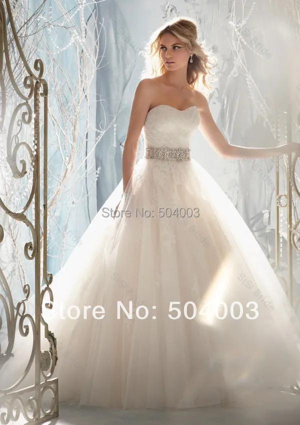 Свадебное платье из тюля с открытой спиной и поясом украшенное бисером для