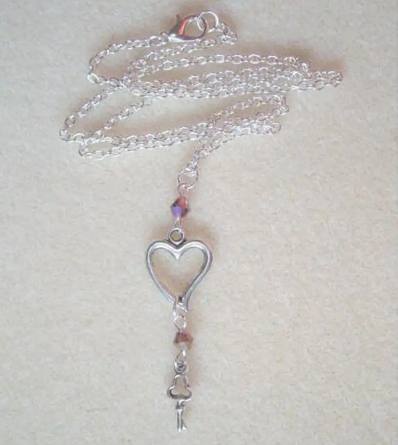 Ожерелье с подвеской в виде сердца и ключа фиолетовыми кристаллами бусинами