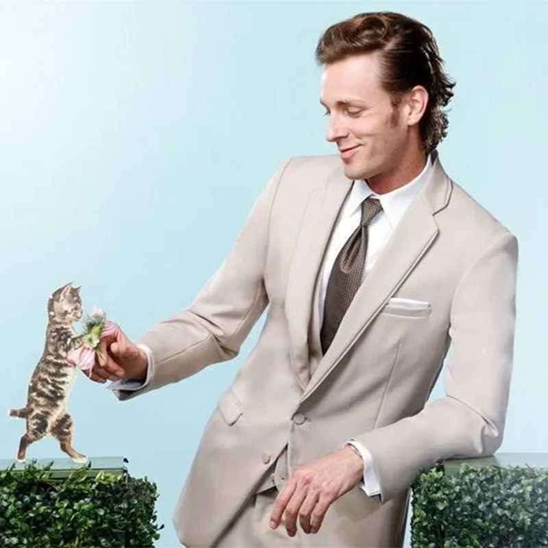 

Новинка 2017, стильные Бежевые мужские костюмы для жениха, шафера с отворотом, свадебный ужин, мужской костюм для лучшего мужчины, костюм для жениха (пиджак + брюки + галстук + жилет)