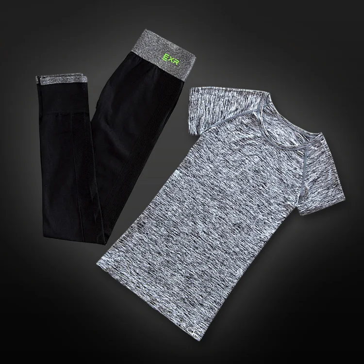 Женский спортивный костюм комплект из двух предметов: рубашка и капри для йоги