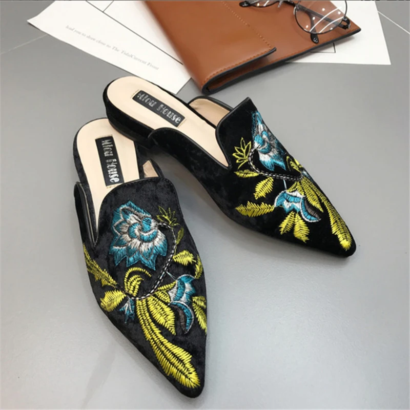 Золото бархатные Mules; женские туфли вышитый цветок тапочки мягкое покрытие(флок), заостренный носок; мокасины на плоской подошве с цветочной вышивкой; подиумная лоферы на плоской подошве в британском стиле; GB-96