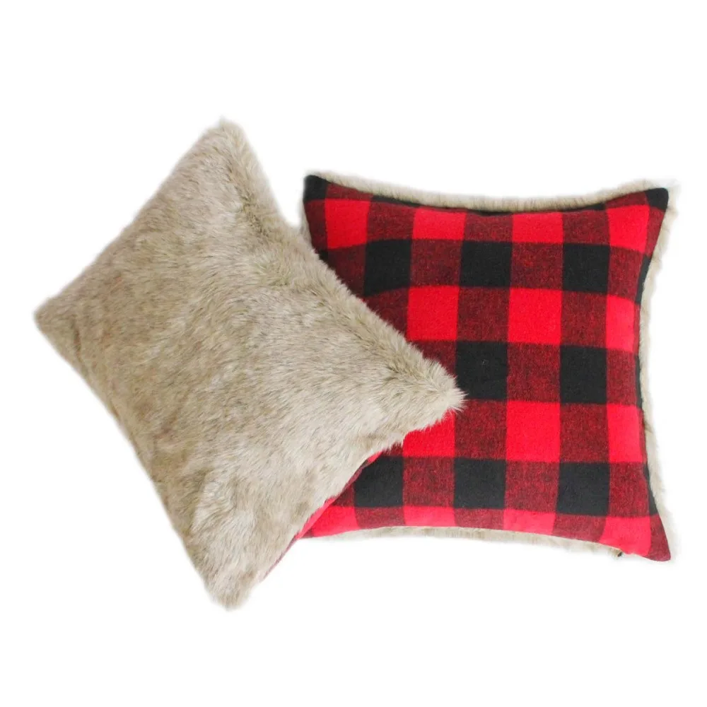 Декоративная наволочка для дивана в клетку с подкладкой из искусственного меха