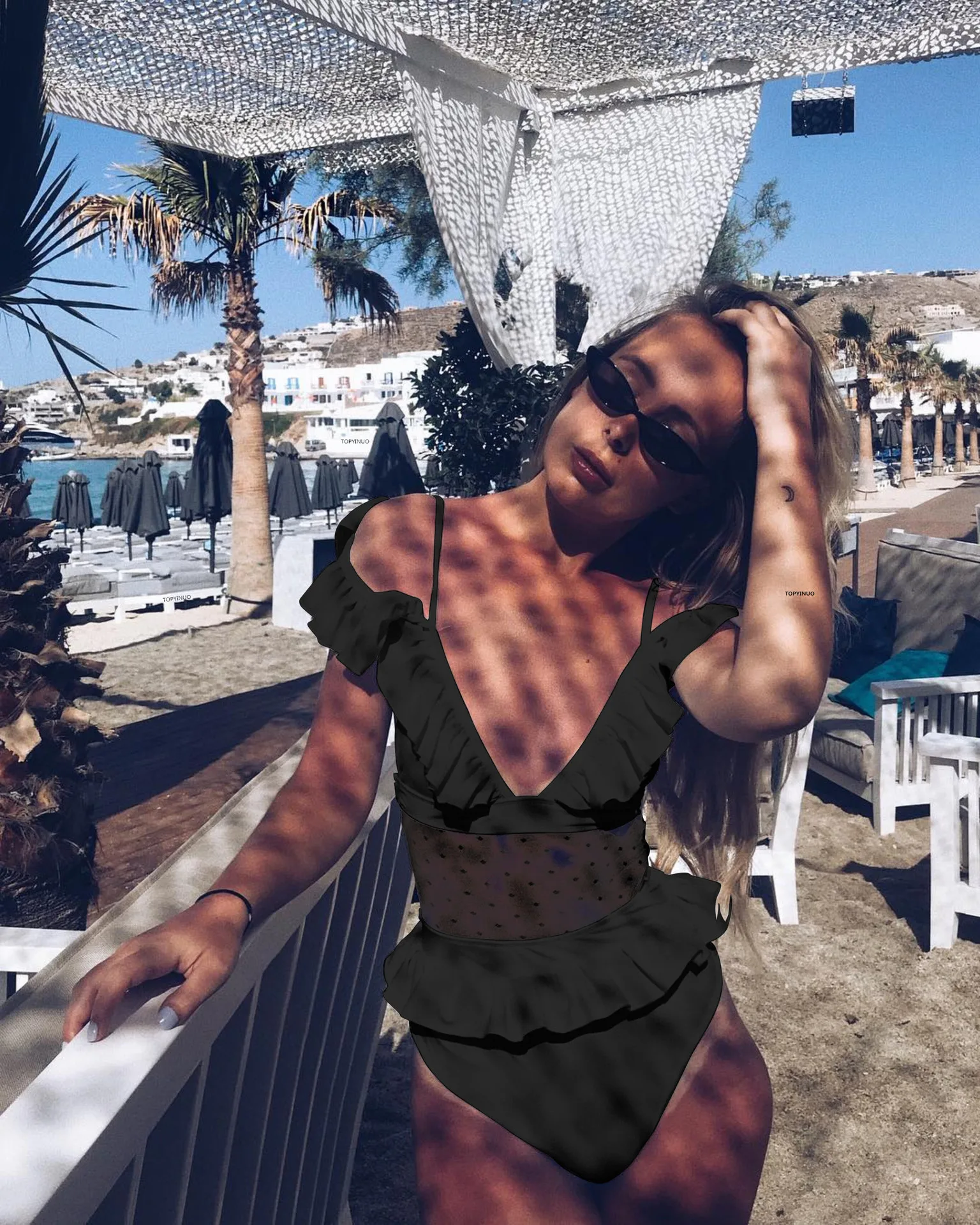 Женский купальник с v образным вырезом оборками в горошек из сетчатой пряжи