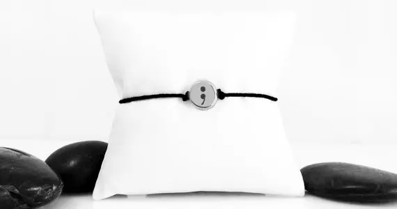 Браслет с изображением точки с запятой ювелирные изделия самоубийц профилактика браслеты ювелирные изделия YLQ0517