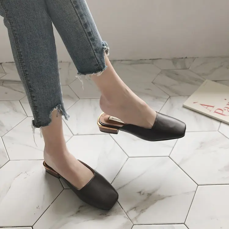 Женская обувь; шлепанцы без задника в горошек; zapatos mujer; коллекция года; сезон лето; модные шлепанцы с квадратным носком; тапочки с закрытым носком; лоферы; цвет черный, белый