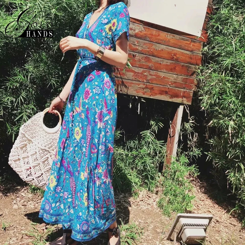 Длинное платье золотистого цвета с принтом павлина v-образным вырезом талией и