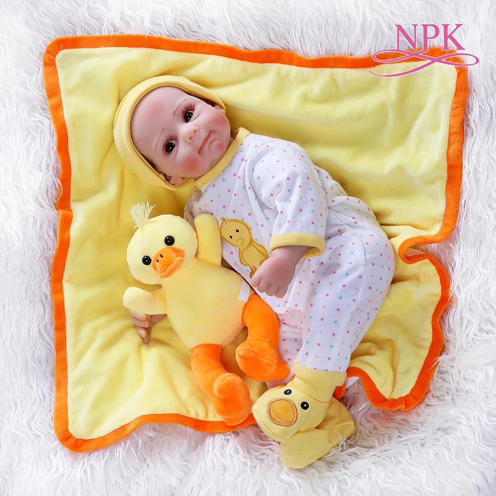 Кукла младенец NPK52CM Реалистичная кукла в желтом утином платье комплект мягкого