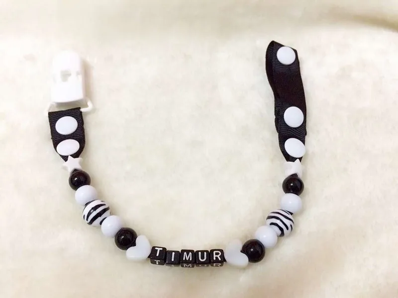 Персонализированные пустышки ручной работы с черными и белыми бусинами