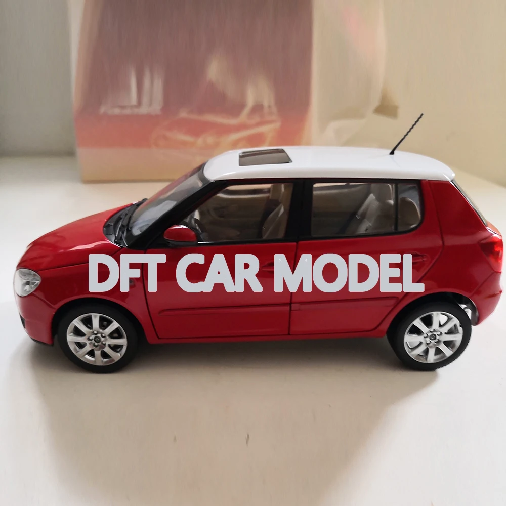 Новинка 1:18 литой автомобиль FABIA из сплава игрушки для детей рождественские