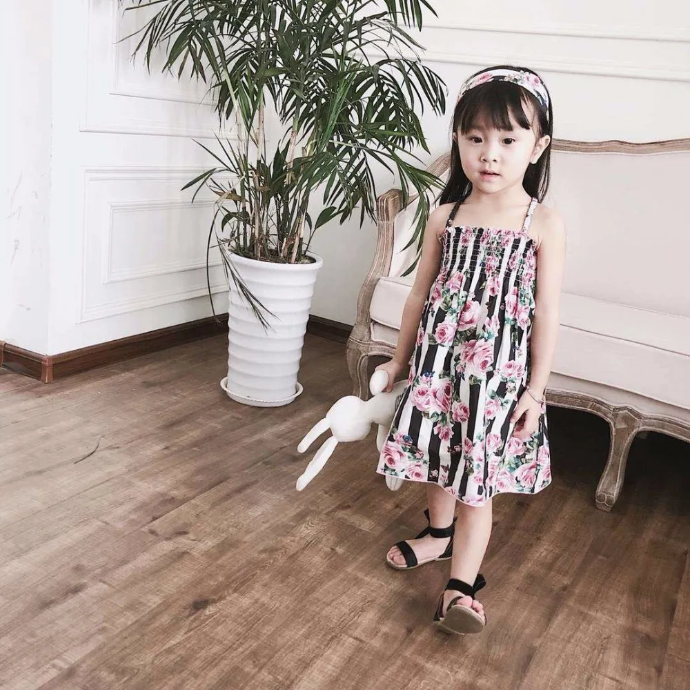 Детское Хлопковое платье на бретельках с цветочным принтом | Детская одежда и