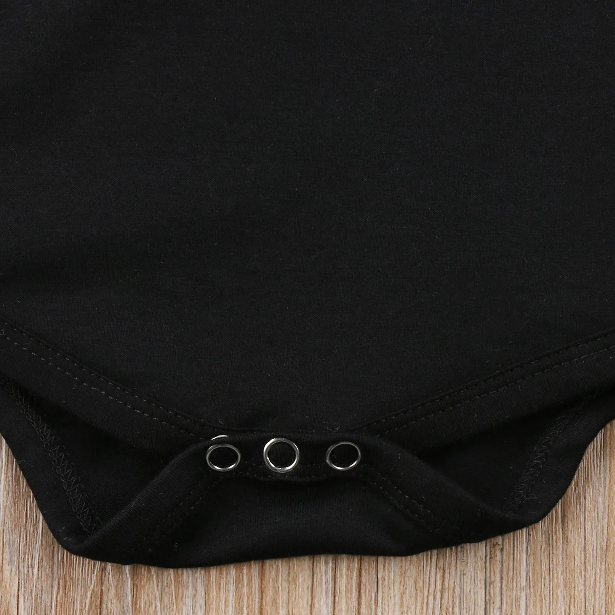 Милое боди для маленьких девочек с оборками наклонным плечом черно-белый