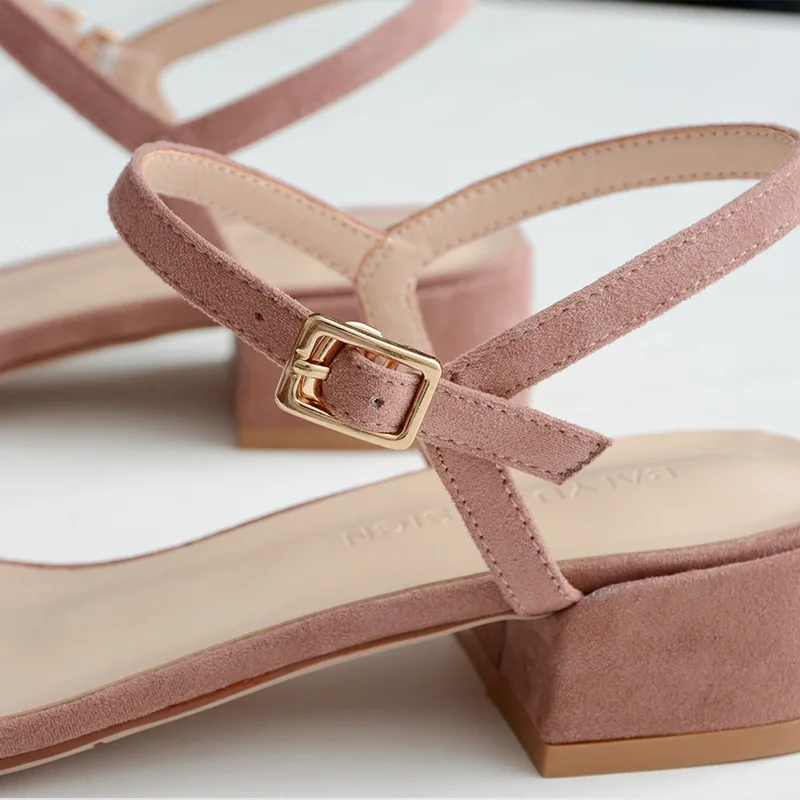 2019 г. летние босоножки на низком толстом каблуке с пряжкой женская