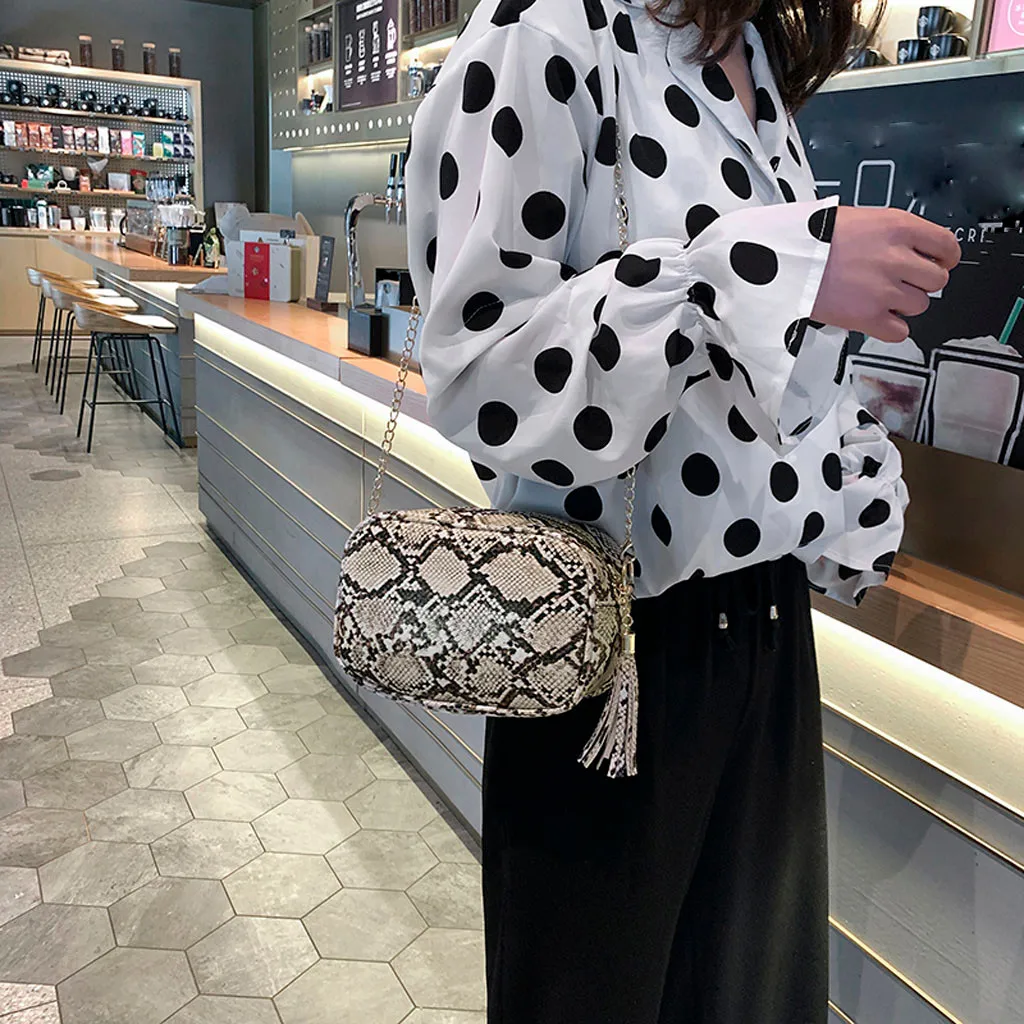 Женская кожаная сумка мессенджер с кисточками и змеиным узором универсальная