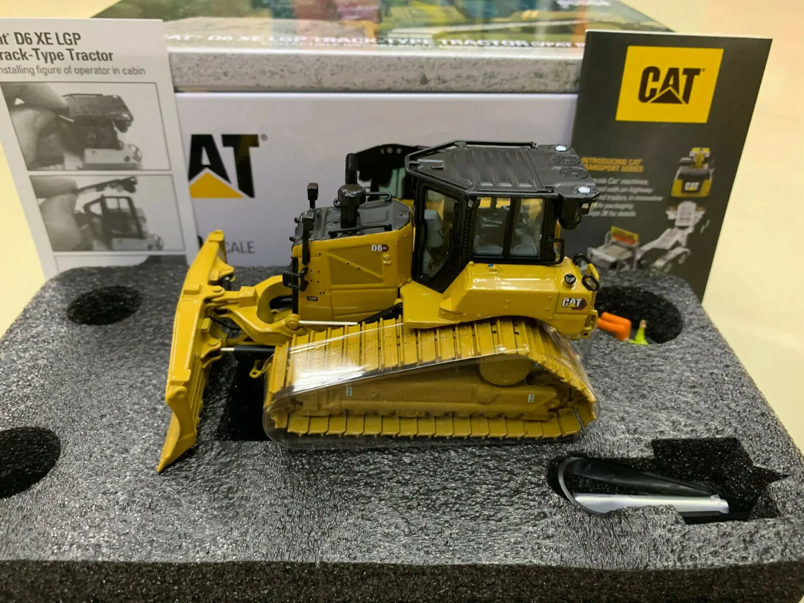 

CAT CATERPILLAR D6 XE LGP TRACK TYPE TRACTOR DOZER 1:50 SCALE METAL BY DIECAST MASTERS 85554