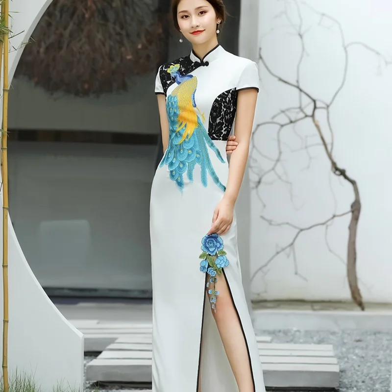 Китайское традиционное платье Ципао лоскутное кружевное с вышивкой павлина и