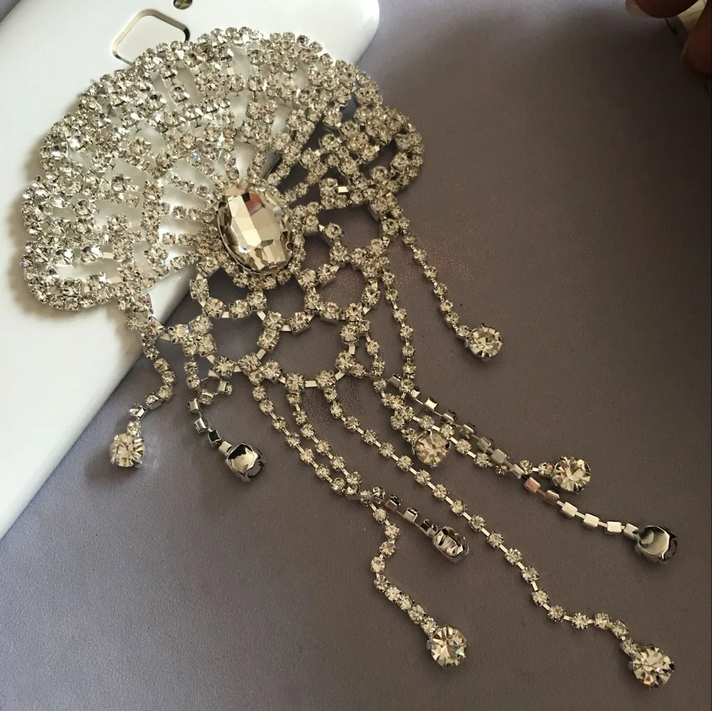 Аппликация с кисточками украшенная кристаллами серебристыми стразами 8*16 см для