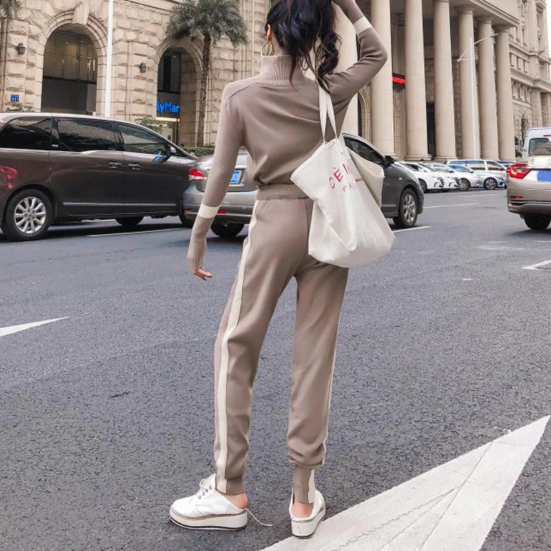 Женская трикотажная спортивная куртка черного цвета и хаки водолазка на молнии с