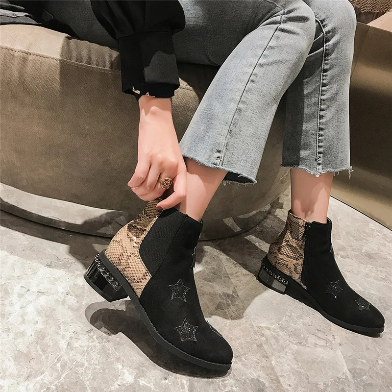 2019 г. зимние женские Теплые ботильоны с заклепками на меху принтом змеи осенние