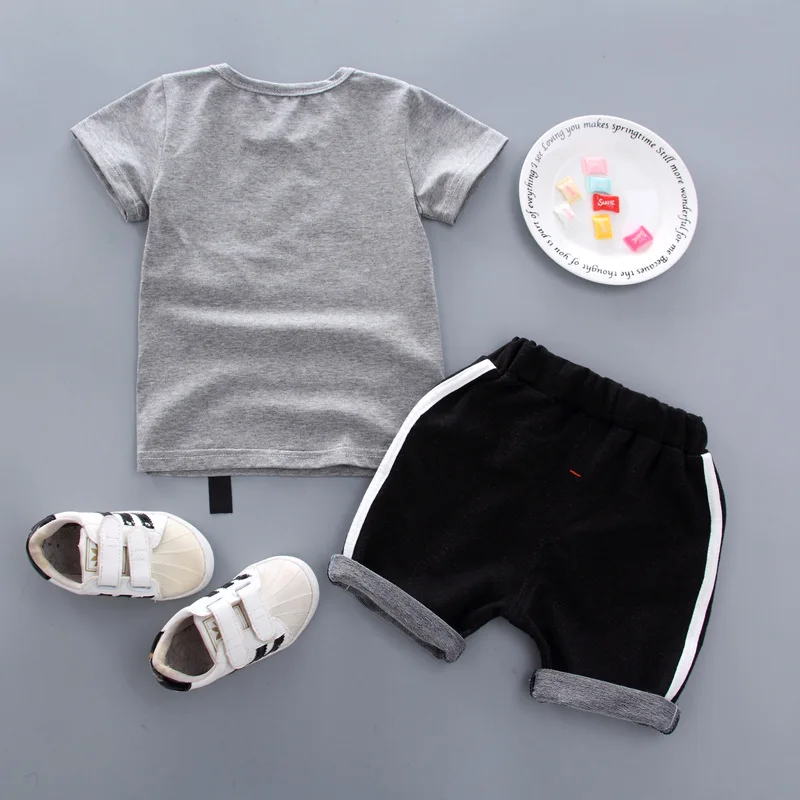 Летний комплект для мальчиков Модная хлопковая футболка + шорты спортивный из 2