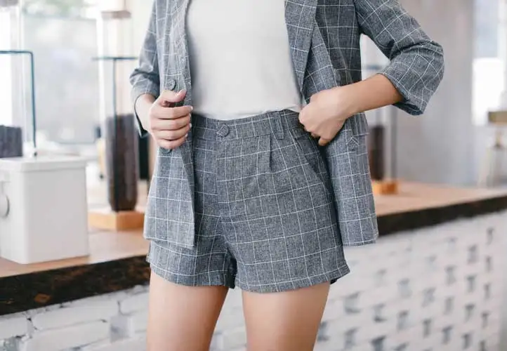 Женский костюм из двух предметов клетчатый двубортный с короткими брюками и